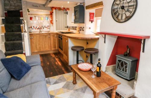 Peak District House | Welcoming Winslade: Pet-Friendly & Family-Approved Stay