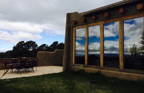 Valdez House | Winsor Castle 41: Family-Friendly Retreat with Hot Tub