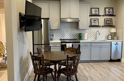 Crestview Apartment | Top-Rated Winstead Walkup in Central Austin, Crestview