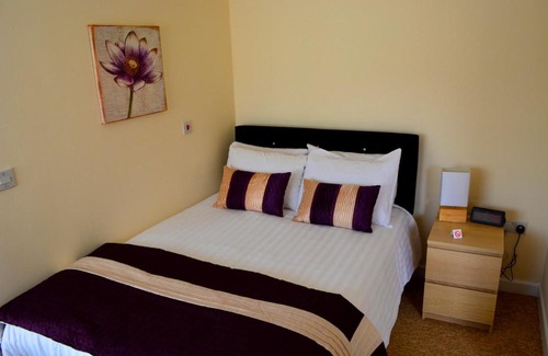 Bicester House | Eco-Friendly Winston Guesthouse with Hot Tub & Breakfast