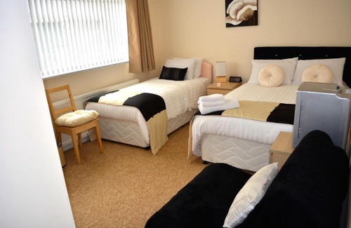 Bicester House | Eco-Friendly Winston Guesthouse with Hot Tub & Breakfast