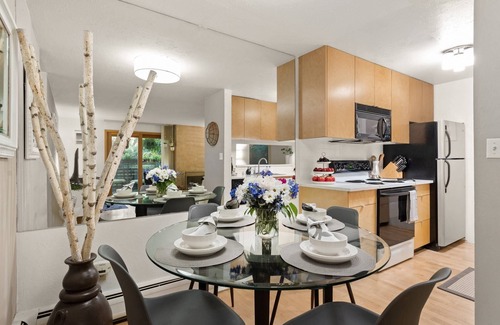 Aspen Condo | Bright Aspen Condo with Fireplace & Free Shuttle Access