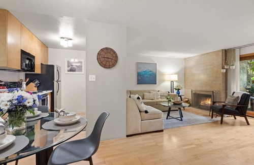 Aspen Condo | Bright Aspen Condo with Fireplace & Free Shuttle Access