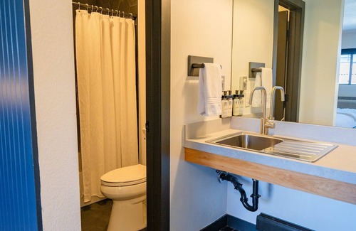 Winter Park Hotel | Winter Park Family Escape: Modern Room with Downtown Access | Outdoor Hot Tub