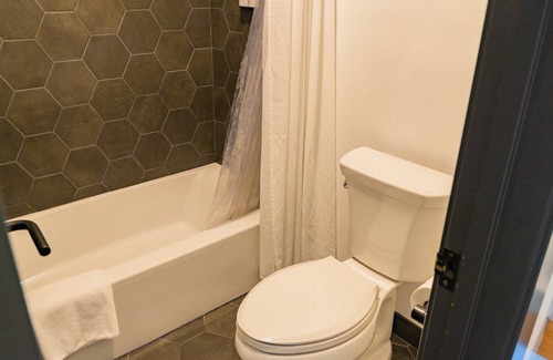 Winter Park Hotel | Winter Park Getaway: Cozy Family-Friendly Room Available, Hotel with Hot Tub