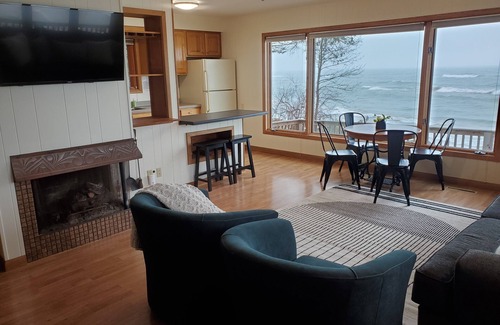 Hingham Cottage | Book Your Summer Getaway: Pet-Friendly Lake View Retreat
