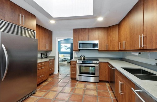 Three Oaks House | Winter Escape: Heated Pool, Tesla Charger & Hot Tub Await