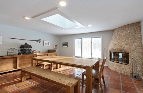 Three Oaks House | Winter Escape: Heated Pool, Tesla Charger & Hot Tub Await
