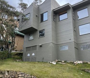 Mount Buller Ski Chalet | Winterbrook Chalet: Family-Friendly Retreat with Breakfast