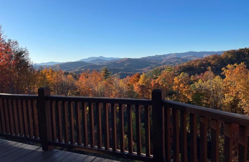 Lenoir House | Relaxing Retreat at Winterfell Lodge with Spa & Hot Tub