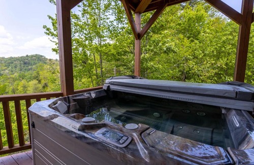 Lenoir House | Relaxing Retreat at Winterfell Lodge with Spa & Hot Tub