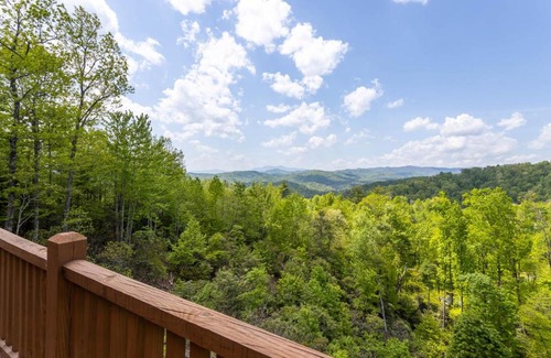 Lenoir House | Relaxing Retreat at Winterfell Lodge with Spa & Hot Tub