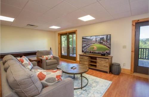 Lenoir House | Relaxing Retreat at Winterfell Lodge with Spa & Hot Tub