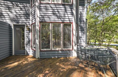 Roseland Apartment | Cozy Condo with Deck, Close to Wintergreen Resort