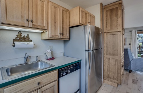 Clark Cabin | Cozy Wintersong Cabin on Elk River with Top Amenities