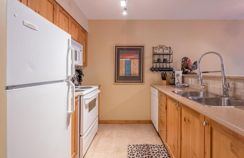Silver Star Mountain Apartment | WinterStar: Guest Rated 9/10 with Breakfast & Hot Tub