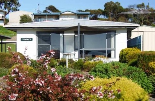 Emu Bay Cottage | Cozy Wintersun Holiday Cottage with Oceanfront Pool Access