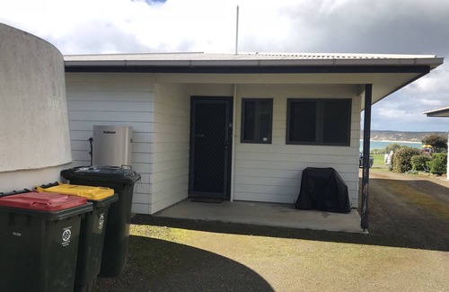 Emu Bay Cottage | Cozy Wintersun Holiday Cottage with Oceanfront Pool Access