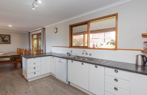 East Jindabyne House | Experience Winterwood: Lakeside Retreat with Pool & Breakfast