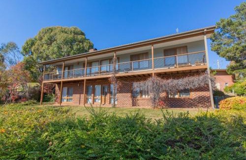 East Jindabyne House | Family-Friendly Winterwood: A 4-Star Retreat Awaits