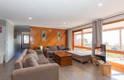 East Jindabyne House | Family-Friendly Winterwood: A 4-Star Retreat Awaits