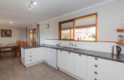 East Jindabyne House | Family-Friendly Winterwood: A 4-Star Retreat Awaits