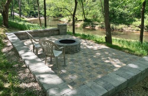 Lake Delton House | Cozy Cabin Retreat in the Woods - Family Friendly Escape