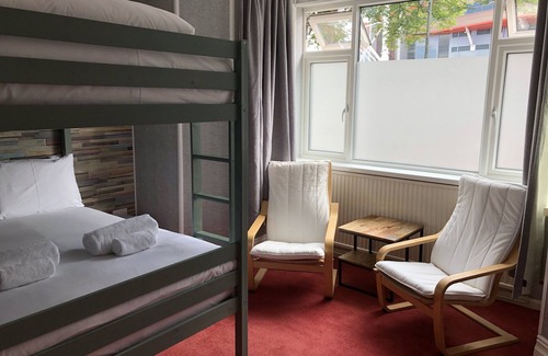 Riverside House | WiseStay: Family-Friendly Hotel with Kitchen & Breakfast