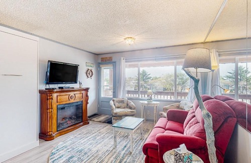 Neskowin Apartment | Oceanfront Retreat: Wish You Were Here, Kids Welcome!