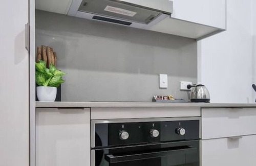 Wishart House | W44 Modern Tiny House Oasis with Kitchen & Breakfast