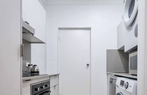Wishart House | W44 Modern Tiny House Oasis with Kitchen & Breakfast