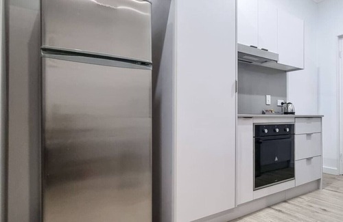 Wishart House | W44 Modern Tiny House Oasis with Kitchen & Breakfast
