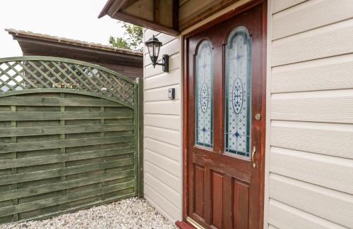 Highbridge House | Budget-Friendly Wisteria Chalet with Family Amenities