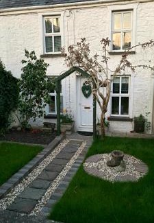 Trecynon House | Enchanting Wisteria Cottage: A Pet-Friendly Escape