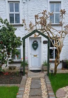 Trecynon House | Enchanting Wisteria Cottage: A Pet-Friendly Escape