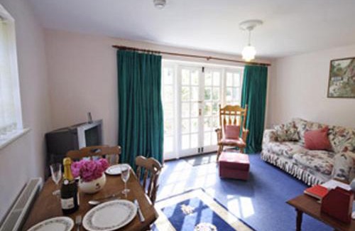 Aylsham House | Cozy Wisteria Cottage: Ideal for Family Getaways
