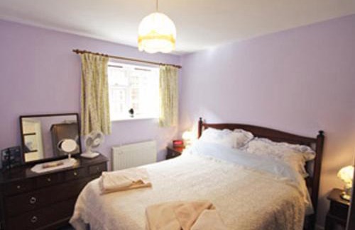 Aylsham House | Cozy Wisteria Cottage: Ideal for Family Getaways