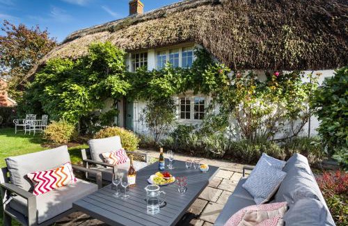 Urchfont House | Welcoming Wisteria Cottage: Pet-Friendly Retreat Awaits