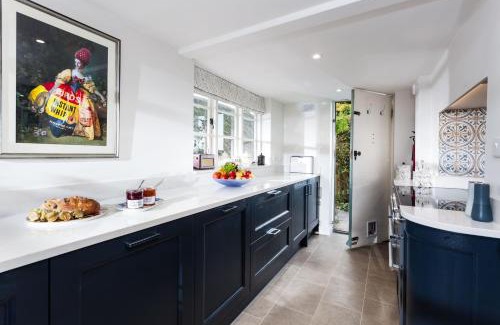 Urchfont House | Welcoming Wisteria Cottage: Pet-Friendly Retreat Awaits