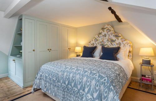 Urchfont House | Welcoming Wisteria Cottage: Pet-Friendly Retreat Awaits