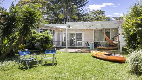 Copacabana House | Cozy Wisteria Cottage by the Lagoon and Beach
