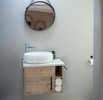 Westdene Apartment | Wisteria Cottages: Family-Friendly Retreat with 4-Star Comfort