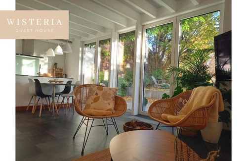 Awans House | Welcoming Wisteria Guest House - Family-Friendly Retreat