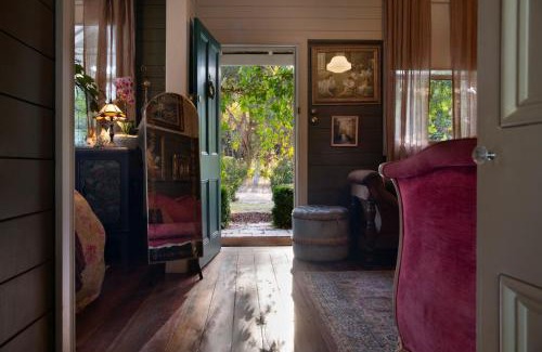 Dry Diggings House | Wisteria Hysteria: Pet-Friendly 4-Star Retreat Awaits