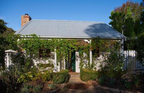 Dry Diggings House | Wisteria Hysteria: Pet-Friendly 4-Star Retreat Awaits