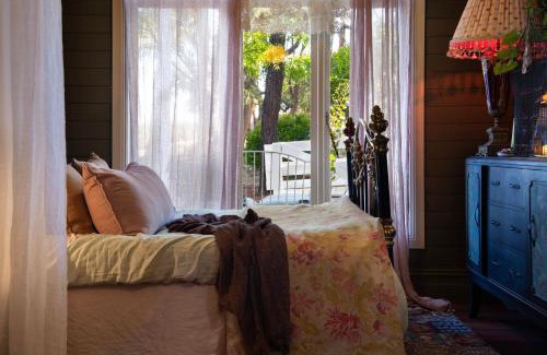 Dry Diggings House | Wisteria Hysteria: Pet-Friendly 4-Star Retreat Awaits