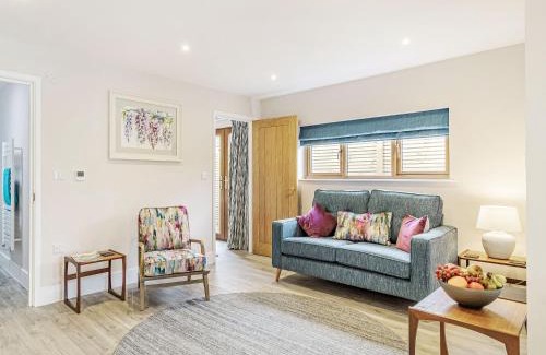 Diss House | Wisteria Lodge: Family-Friendly Retreat with Hot Tub