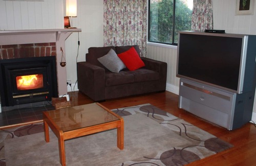 Stanthorpe House | Relax at Wisteria Place - Spa and Hot Tub Retreat in Stanthorpe
