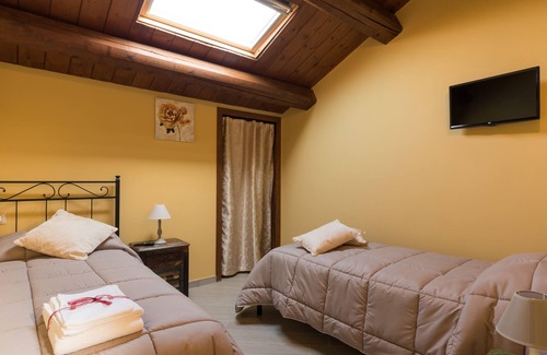 Corridonia Other | Wisteria Apartment: Pool, Spa & Top-Rated Comfort Await