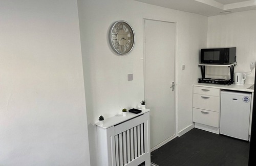 Lee Green Apartment | Wisteria Studio: Family-Friendly with Delicious Breakfast